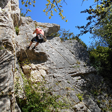 ESCALADE  moniteur - initiation en falaise  - cours  