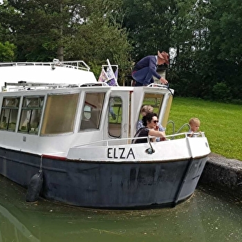 Bateau croisière 'Elza' sur le canal de Bourgogne - CLAMEREY