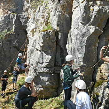 ESCALADE moniteur - initiation en falaise - découverte - AVOSNES