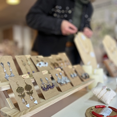 Lune dorée s'invite dans la vitrine de l'office de tourisme