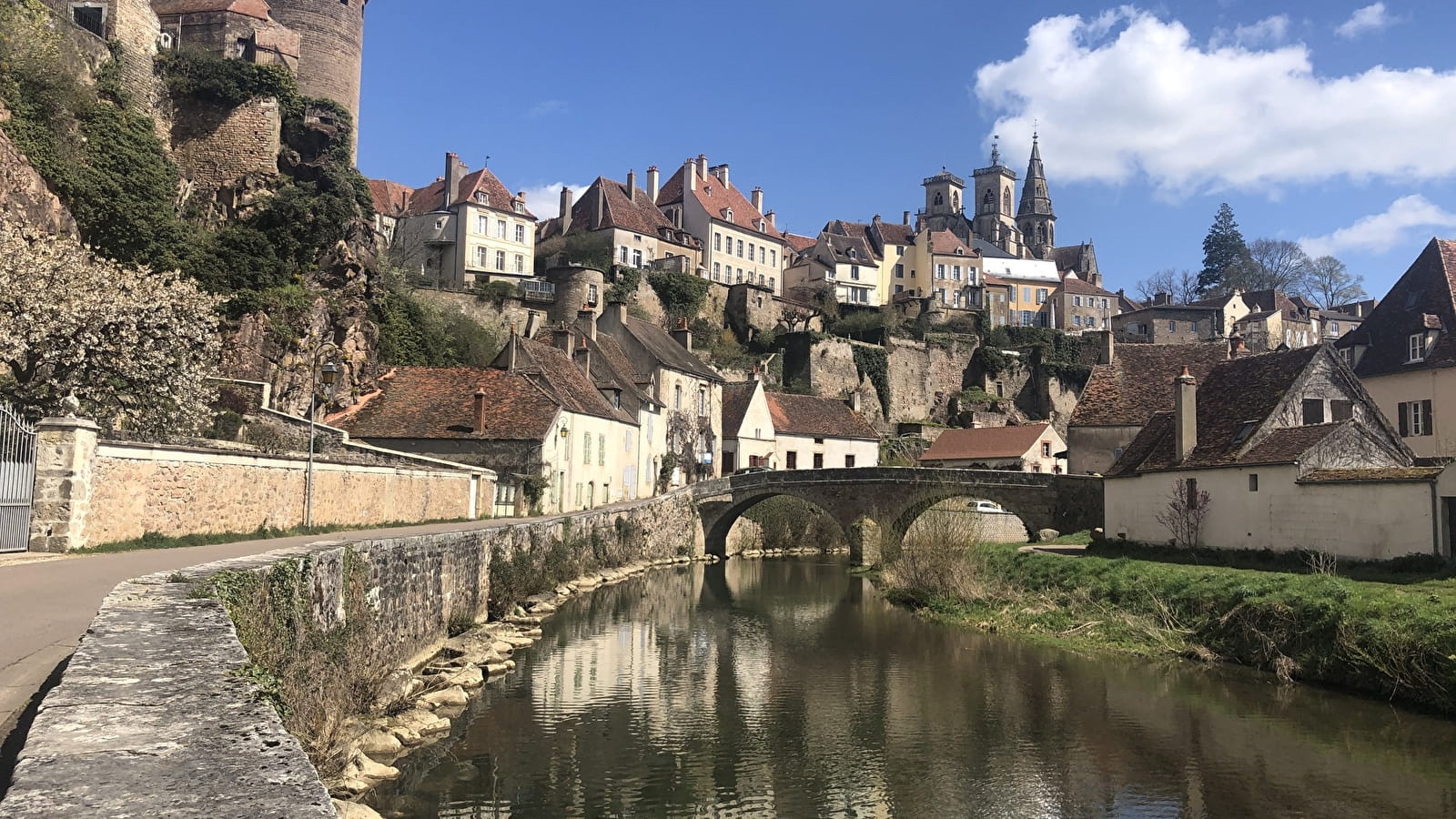 Visite guidée de Semur-en-Auxois de haut en bas !