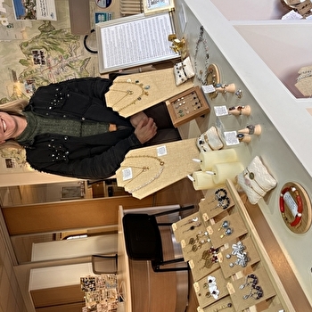 Lune dorée s'invite dans la vitrine de l'office de tourisme - SEMUR-EN-AUXOIS